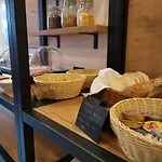 לינה וארוחת בוקר Pri Karlu &